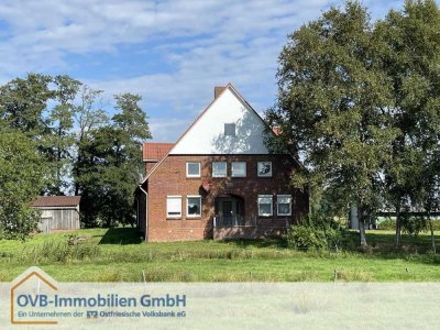 Resthof mit Grünfläche und moderner Halle