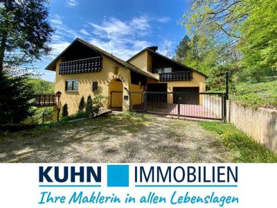 Großzügiges Ein- oder auch Mehrfamilienhaus 
(1-3 Parteien) in ruhiger, uneinsehbarer Lage.