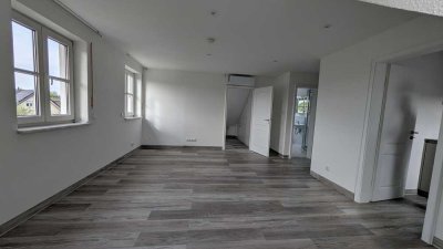 Frisch renovierte 2-Zimmer-Dachgeschosswohnung in der Salzmesserstraße, mit EBK - frei ab sofort