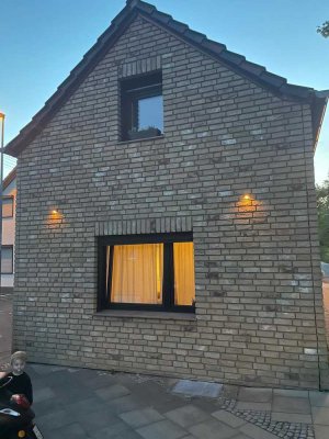 Modernisiertes Haus mit vier Zimmern und Einbauküche in Köln