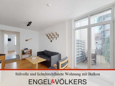 Stilvolle und lichtdurchflutete Wohnung mit Balkon