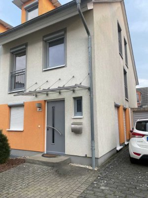 Gepflegte Doppelhaushälfte mit fünf Zimmern und Einbauküche in Pulheim-Granatweg
