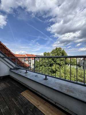 Schöne helle 2 Zimmer Wohnung im Dachgeschoss