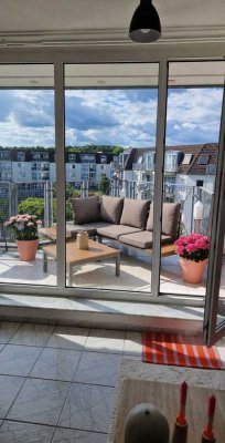Helle DG Wohnung mit Sonnenbalkon und Einbauküche