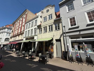 +++ FREIE ÜBERGABE ZUM 01.01.2027 - historisches Geschäftshaus in Lübecks 1A-Lage ! +++