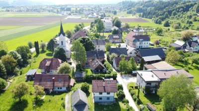 Sonniges Mehrfamilienhaus mit Nebengebäude und Garten (Kirche inaktiv)