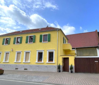 Erstbezug nach Renovierung! Flexibles Wohnen für viele Lebenssituationen mit Hof und Garage