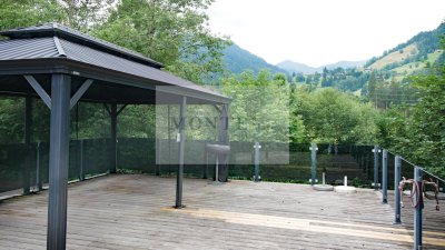 Großzügig geschnittene Wohnung mit großer Dachterrasse, Kachelöfen und 2 Carports