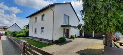 Unbefristet: Zweifamilienhaus mit idealer Raumaufteilung und Garten