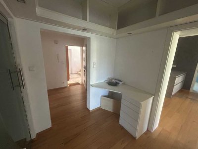 2,5 ZKB Wohnung mit Einbauküche, Badewanne, Dusche und Einbauschrank