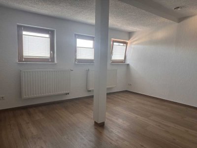 klimatisierte 2-Raum-Dachgeschoßwohnung in gepflegtem Haus