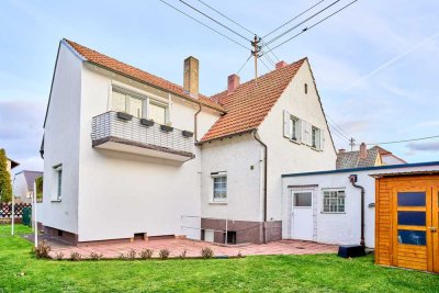 FESTPREIS Freistehendes Einfamilienhaus mit Balkon, Terrasse, Garten und 2 Garagen. Keller vorhanden
