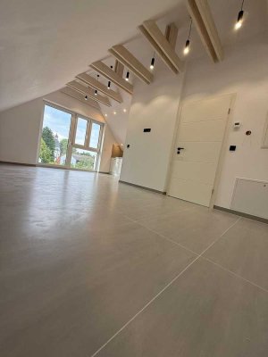 Erstbezug nach Sanierung mit Balkon und Einbauküche: Geschmackvolle 2-Raum-Dachgeschosswohnung