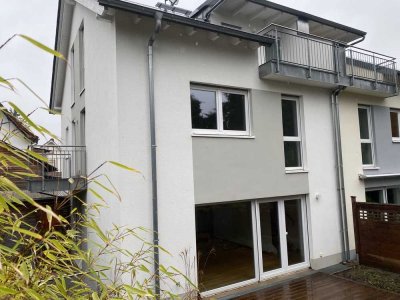 Neuwertige Doppelhaushälfte in Darmstadt-Eberstadt mit Garten und PKW-Stellplatz