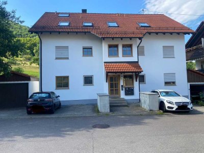 Stilvolle, neuwertige 2,5-Zimmer-Erdgeschosswohnung mit Balkon und EBK in Kuchen
