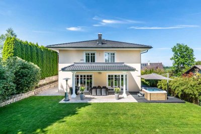 Ruhiges Landidyll: Großzügige Villa mit hochwertiger Ausstattung und traumhaftem Garten