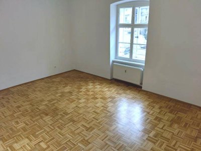 Ruhiger 2 ZIMMER-Altbau, neuwertige Einbauküche, Laubengang, neuwertige Sanitäranlagen (Bad + WC)!