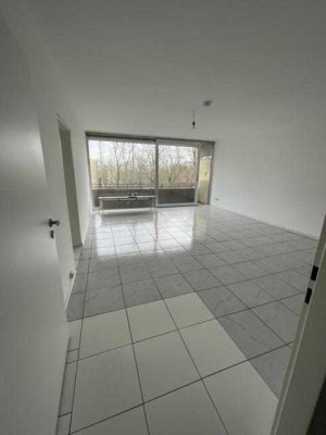 Modernisierte, renovierte schicke 2-Zimmer-Wohnung im 1. OG mit Balkon in Mainz-Mombach