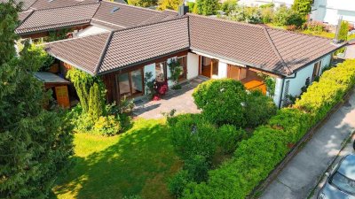 Lichtdurchfluteter Bungalow mit Gartenidylle - stilvoll modernisiert in begehrter Ortsrandlage