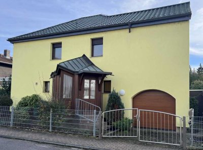 Freistehendes Einfamilienhaus mit Garage und großem Garten in ruhiger und gesuchter Ortsrandlage