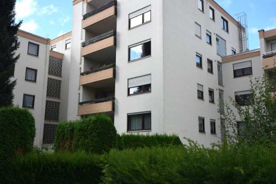 Einmalige Gelegenheit
mit Aufzug!
schöne 2-Zi.-Wohnung,
Balkon und großer Kellerraum