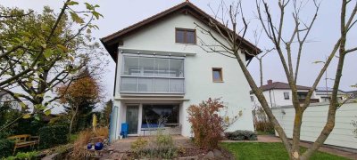 Vollständig renovierte Wohnung mit drei Zimmern und großer Terrasse mit Südausrichtung in München