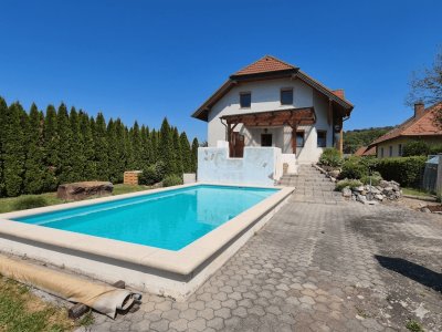 GERÄUMIGES EINFAMILIENHAUS MIT EBENEM GRUNDSTÜCK