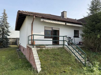Bungalow und Halle im Gewerbegebiet