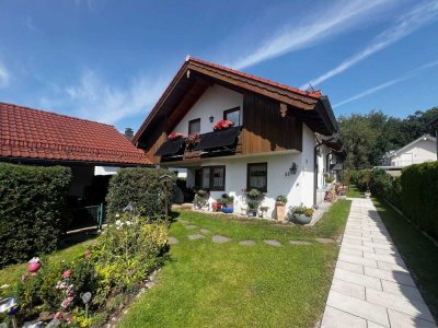 Bayrischer Charme: freistehendes Einfamilienhaus mit Komfort - Garten, Wintergarten und Outdoor-Pool