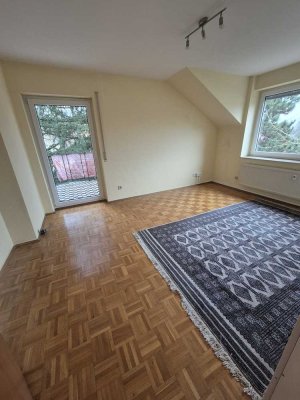 Wer gerne in einem "ruhigen" Haus wohnen möchte ?  2.OG;  ca. 88 m² Wohnfläche , Einzelgarage . mö..