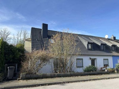 Sanierungsbedürftiges Zweifamilienhaus mit Garage auf einem traumhaften Grundstück in Hanglage!