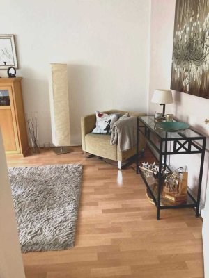 GOLZHEIM - schnuckelige 2 Zimmer mit Wohnküche, SÜD-Balkon & Wannenbad