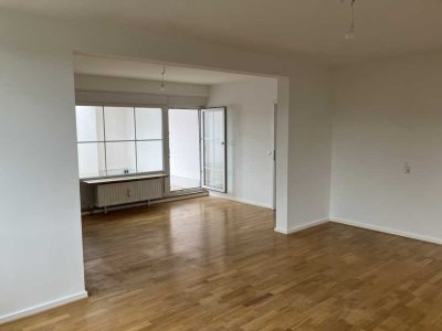 Sanierte, exklusive und lichtdurchflutete 2,5-Zimmer-Wohnung mit Süd-Dachterrasse in Top-Lage