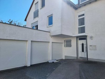 Pfiffig geschnittene, helle 2 Zi. Dachgeschosswohnung in 5 Fam. Haus in ruhiger Wohnlage