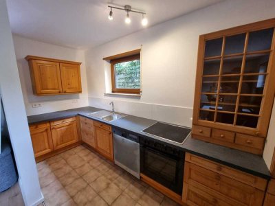 Schöne 2 Zimmer - Mietwohnung mit Einbauküche, Mobiliar und PKW- Stellplatz in gepfl. 3-Parteienhaus