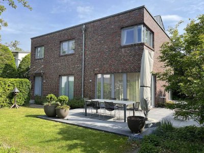 Modernes und großzügiges Einfamilienhaus mit Garten im Grünen von Sülldorf