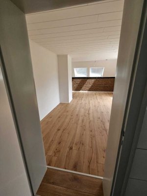 großzügige 4-Zimmer Dachgeschosswohnung 1. OG