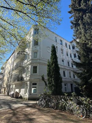 Klassische 3-Zi.-Altbau-Whg. mit Balkon & Wohnküche in ruhiger Lage Barmbek/ Süd
