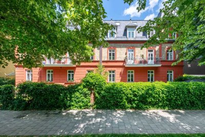 Flexible Nutzungsoptionen: 2 benachbarte Wohnungen über 218 m² in Villa von 1890 am Schlosskanal