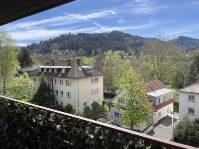 Phänomenale Aussicht auf Schwarzwald: zentrale, helle 2-Zimmer-Wohnung mit Balkon in Baden-Baden