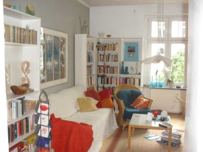 Altbauwohnung mit Balkon in der Charlottenstraße 71 sucht einen neuen Mieter.
