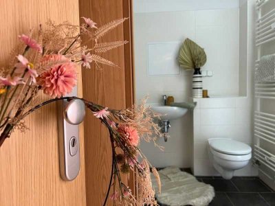 Dem Neustädter See ganz nah-die Bahn zur Stadt vor der Tür.