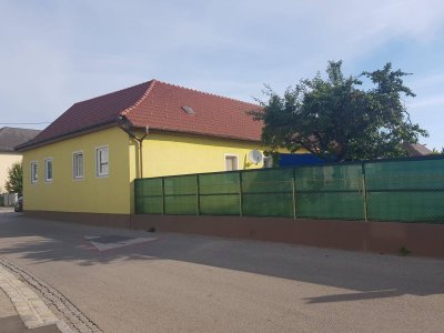 RARITÄT: HISTORISCHES STADTHAUS MITTEN IN KREMS