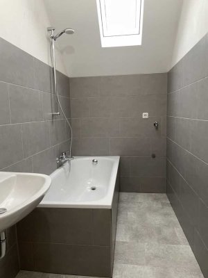 Helle 84-qm Altbau-DG-Wohnung; schöner Grundriss; zentrale Lage