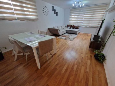 Geschmackvolle 3-Raum-möbliert (furnished) Wohnung mit Balkon und Einbauküche in Plochingen