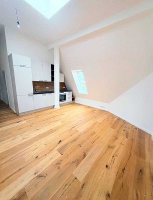 Erstbezug Studio-Penthouse: große Wohnküche, Schlafzimmer, Bad mit Wanne