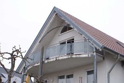 3 Zi.-DG-Whg. Bj.1995  mit Balkon, EBK sowie PKW-Außenstellplatz in 71116 Gätringen, WM ca.1.005€