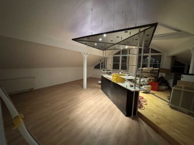 Großzügige Studio-Dachgeschosswohnung mit 78 m² in Heppenheim-Sonderbach (Bergstraße)