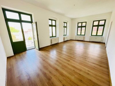 Freundliche Einraumwohnung in toller Lage, mit geräumiger Küche & kleinem Balkon mit Ausblick !