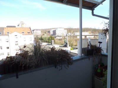 modernisierte Altbauwohnung mit Wohnküche und Balkon - EBK-Übernahme erwünscht